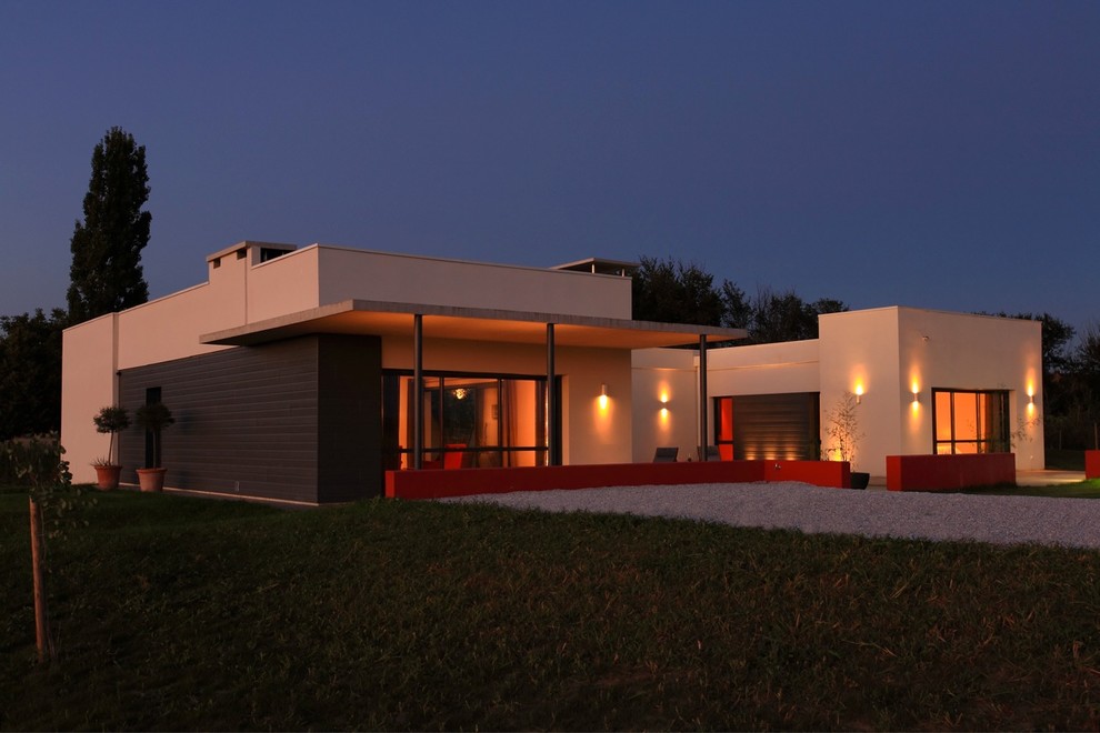Design ideas for a contemporary house exterior in Toulouse.