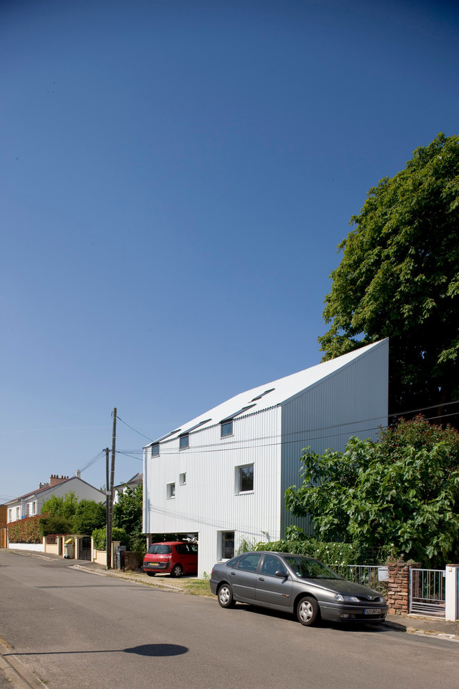 This is an example of a contemporary house exterior in Nantes.