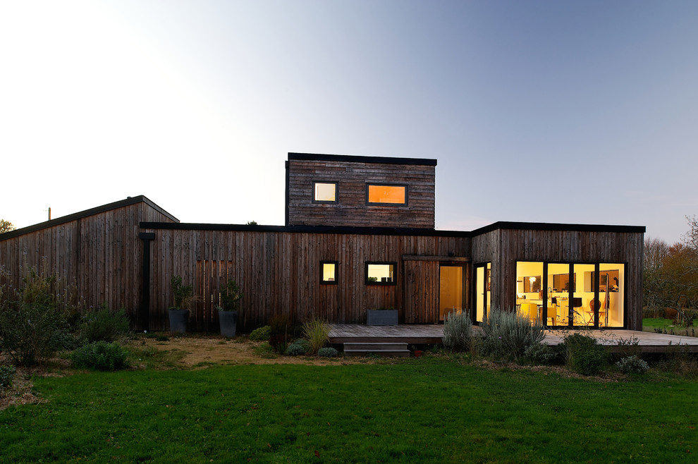 Стильный дизайн: двухэтажный, деревянный, большой дом в стиле модернизм с плоской крышей - последний тренд