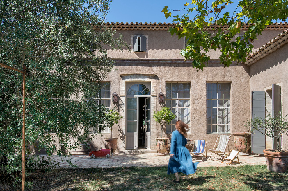 Imagen de fachada beige de estilo de casa de campo de tamaño medio de dos plantas