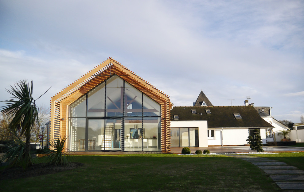 Ejemplo de fachada blanca contemporánea con revestimientos combinados y tejado a dos aguas