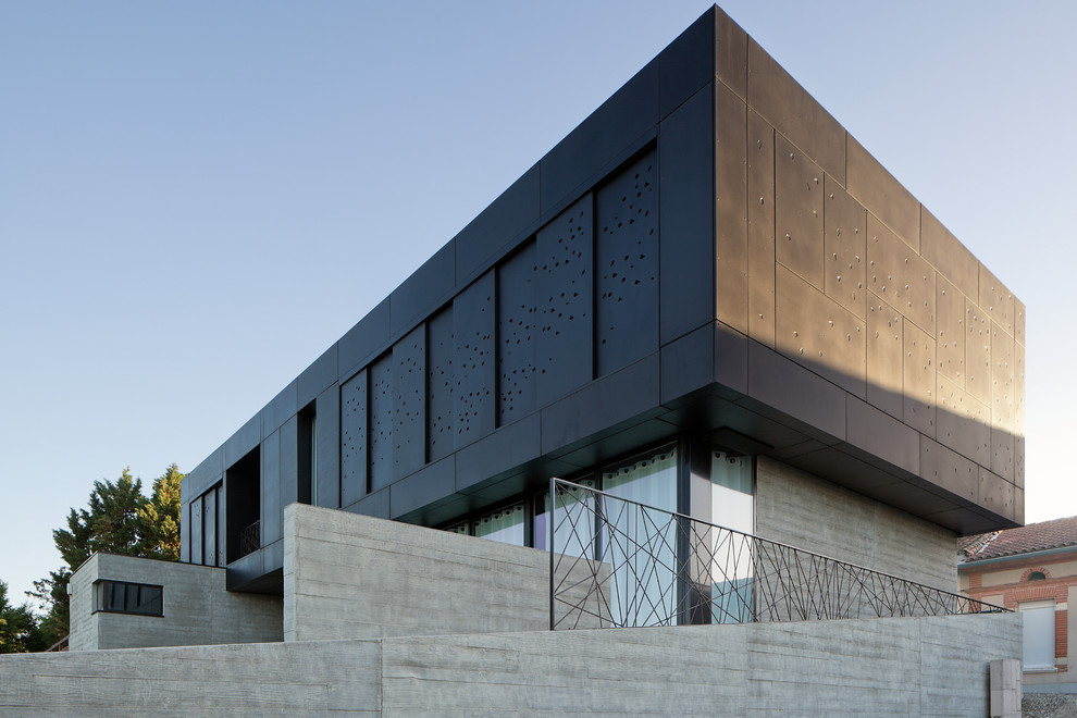 Modelo de fachada negra contemporánea de dos plantas con revestimientos combinados y tejado plano