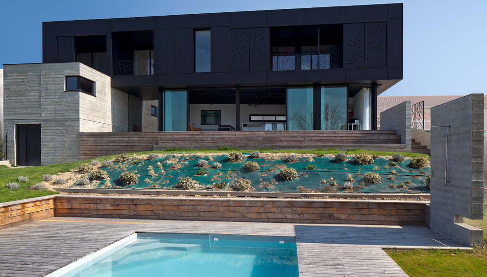 Inspiration for a contemporary exterior home remodel in Toulouse