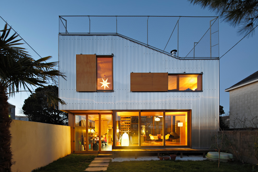 Стильный дизайн: двухэтажный дом среднего размера в современном стиле с облицовкой из металла - последний тренд