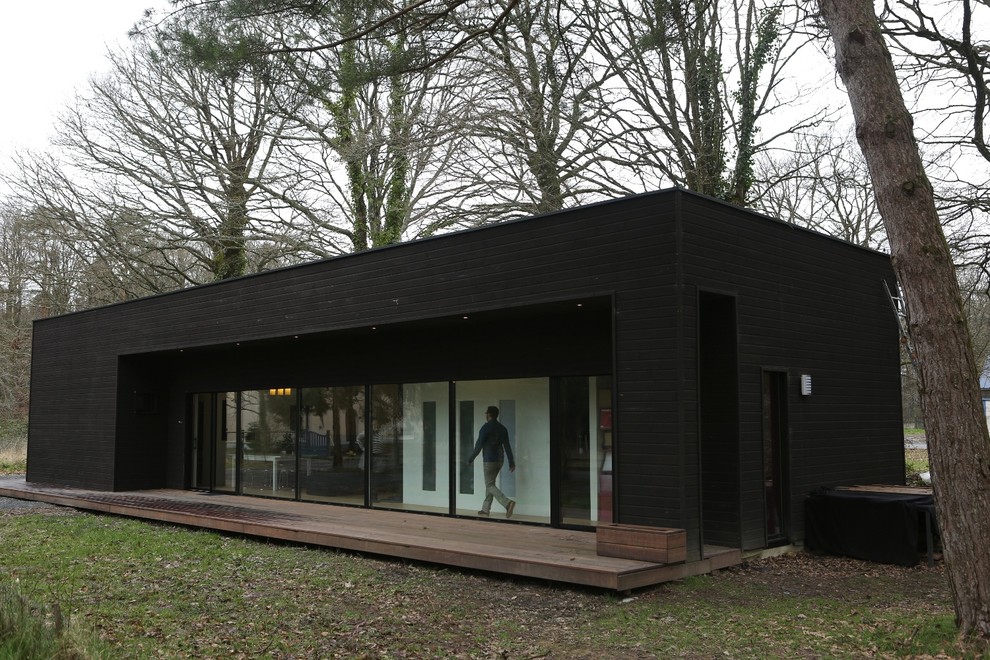 Foto della facciata di una casa piccola nera contemporanea a piani sfalsati con rivestimento in legno