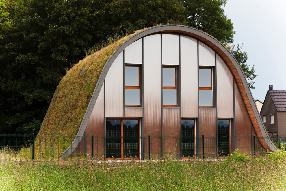 Idée de décoration pour une façade de maison marron bohème à un étage et de taille moyenne avec un revêtement mixte.