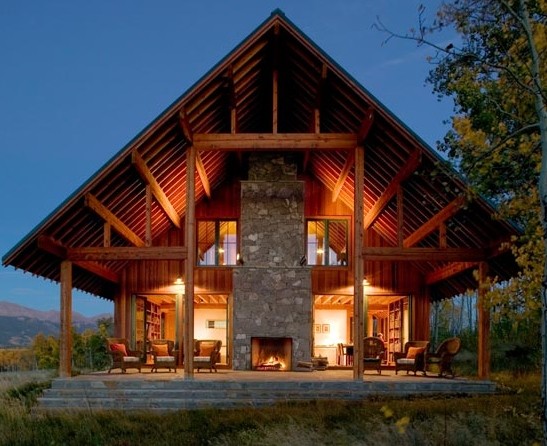 Idée de décoration pour une façade de maison marron champêtre en bois de taille moyenne et à deux étages et plus avec un toit à deux pans.