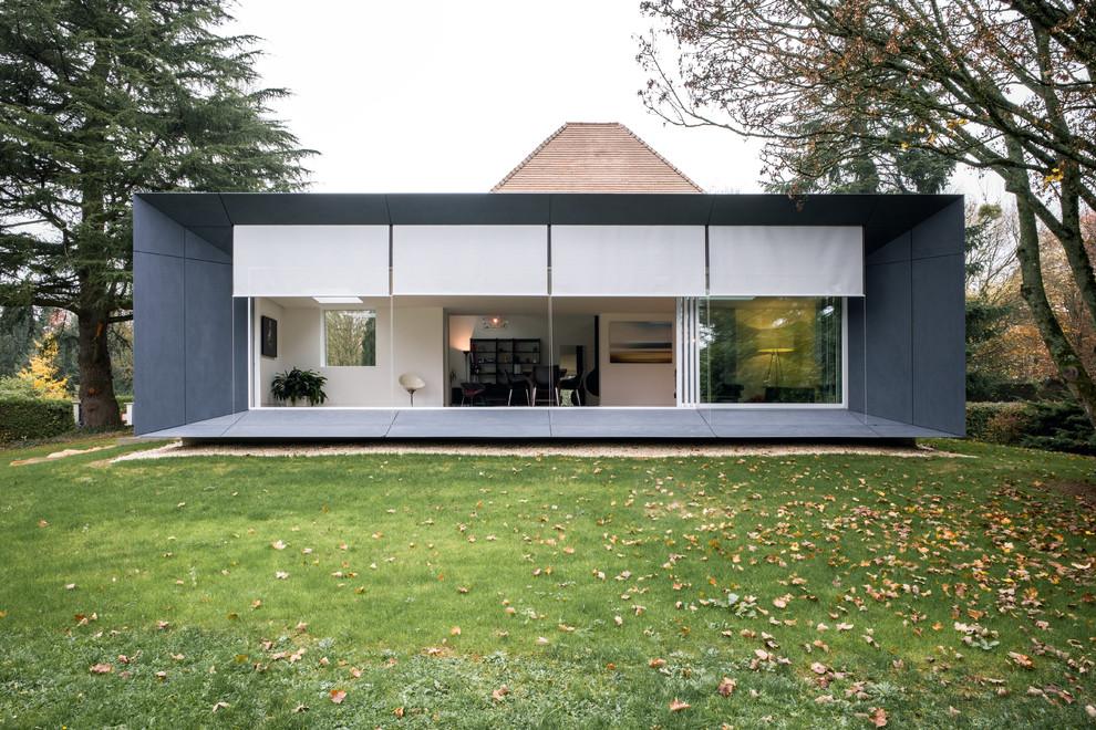 Свежая идея для дизайна: одноэтажный, стеклянный, серый дом среднего размера в современном стиле с плоской крышей - отличное фото интерьера