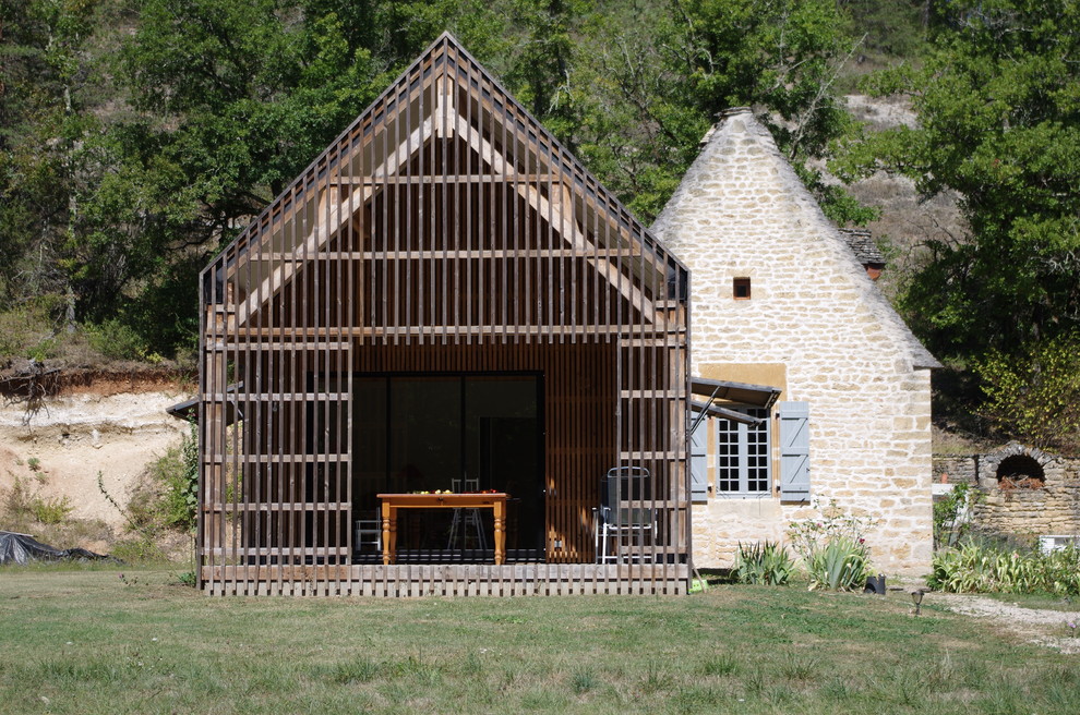 Bild på ett mellanstort eklektiskt hus, med allt i ett plan, sadeltak och blandad fasad