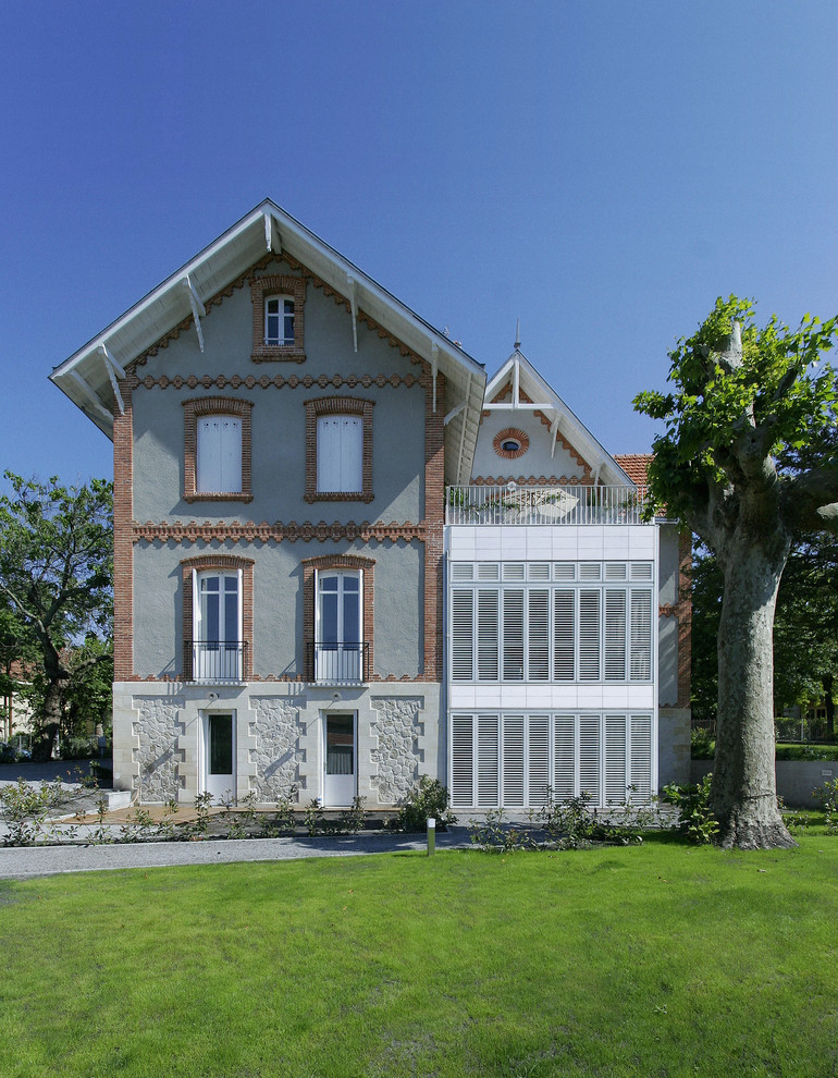 Esempio della facciata di una casa classica con tetto a capanna