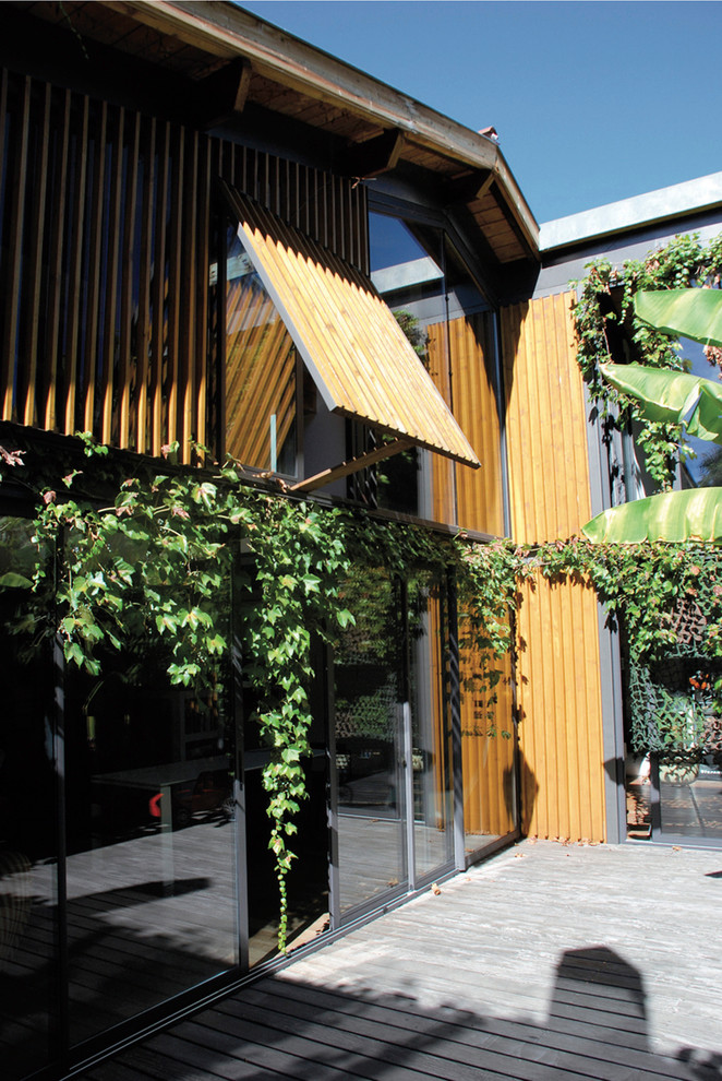 Foto de fachada marrón actual de tamaño medio de dos plantas con revestimiento de madera y tejado a dos aguas