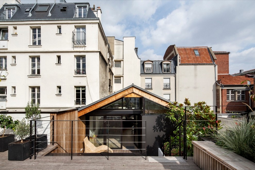 Стильный дизайн: одноэтажный, стеклянный, коричневый дом среднего размера в современном стиле с двускатной крышей - последний тренд