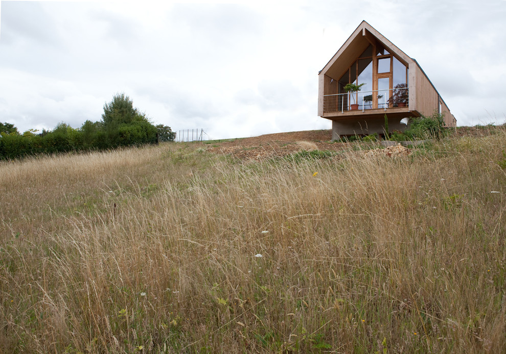 Inspiration for a contemporary house exterior in Angers with a pitched roof.