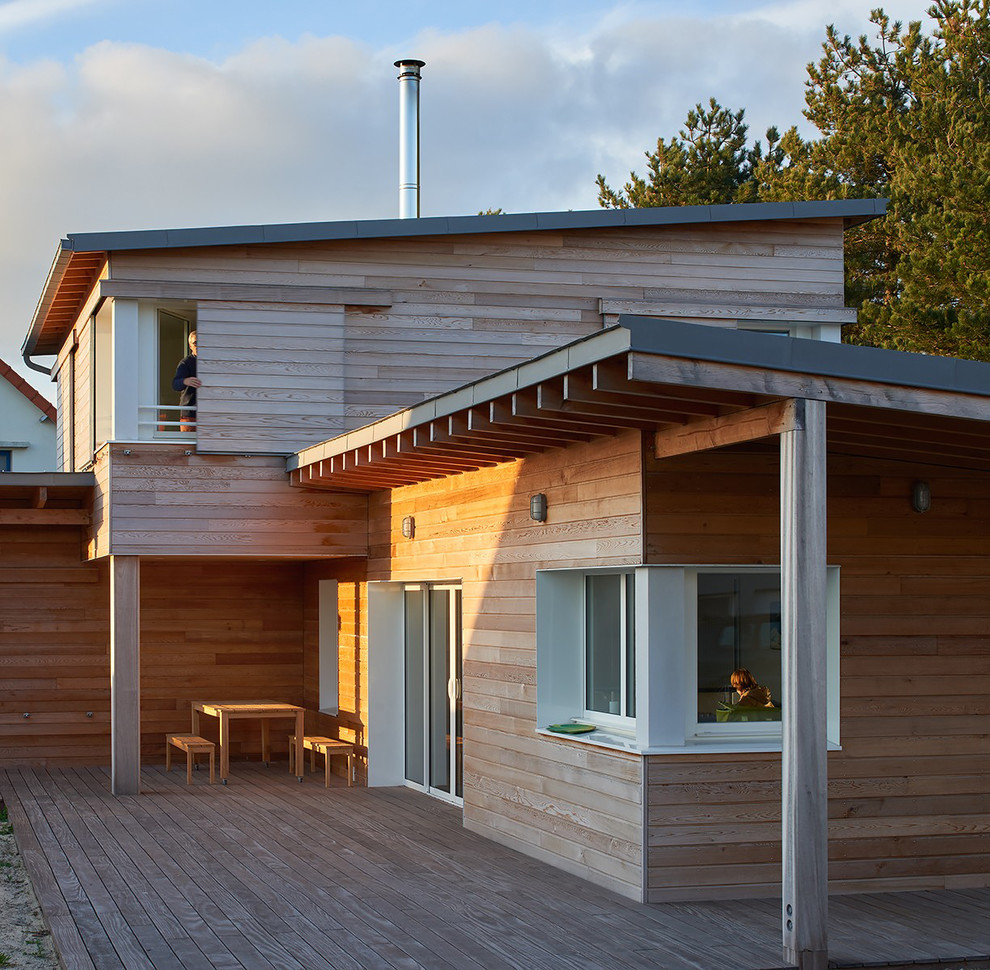 Свежая идея для дизайна: большой, двухэтажный, деревянный, бежевый частный загородный дом в морском стиле с плоской крышей и крышей из смешанных материалов - отличное фото интерьера