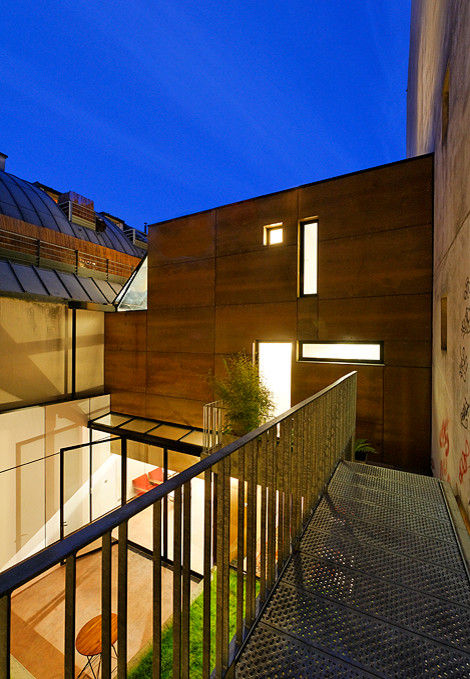 This is an example of an urban house exterior in Paris.