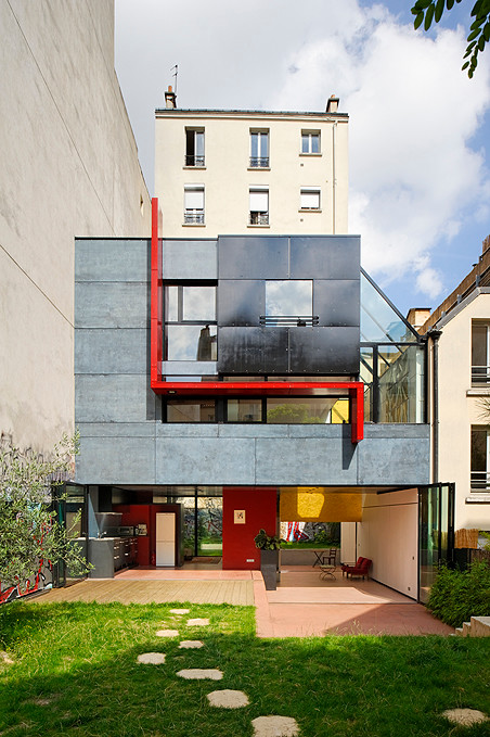 Photo of an industrial house exterior in Paris.