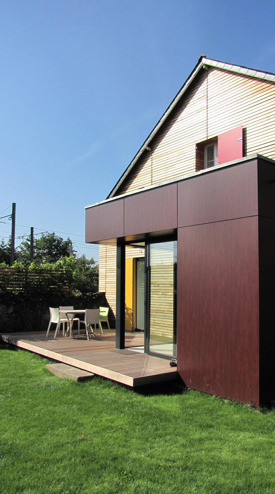 На фото: двухэтажный, деревянный, коричневый дом среднего размера в современном стиле с двускатной крышей