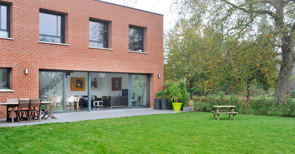 Design ideas for a contemporary house exterior in Lille.