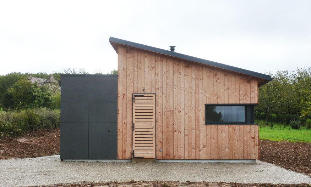 Diseño de fachada de casa gris contemporánea de tamaño medio de dos plantas con revestimiento de madera, tejado de un solo tendido y tejado de metal