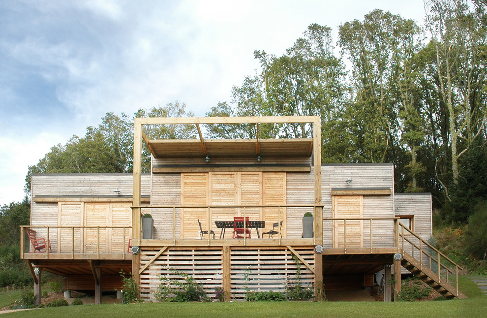 Ispirazione per la facciata di una casa contemporanea di medie dimensioni con rivestimento in legno e tetto piano