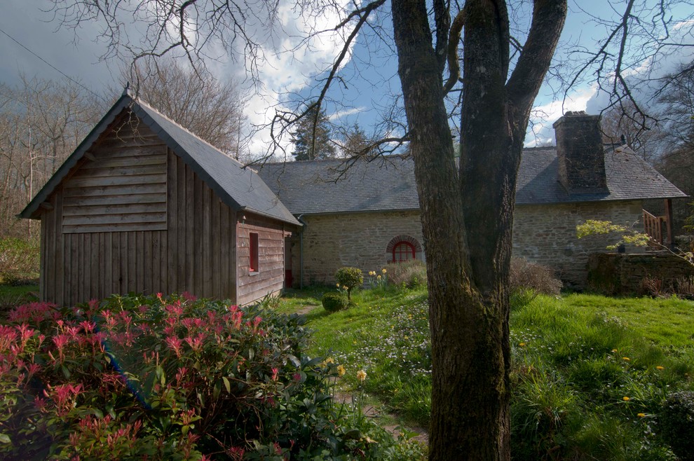Exemple d'une façade de maison multicolore nature en bois de taille moyenne et à un étage avec un toit à deux pans et un toit mixte.