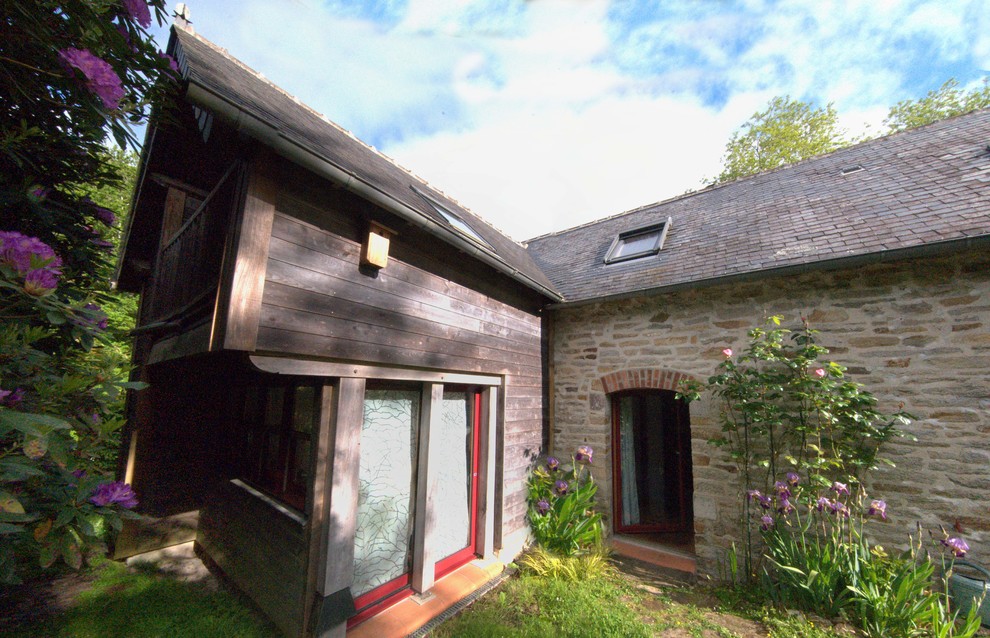 Esempio della villa piccola beige contemporanea a due piani con rivestimento in legno, tetto a capanna e copertura mista
