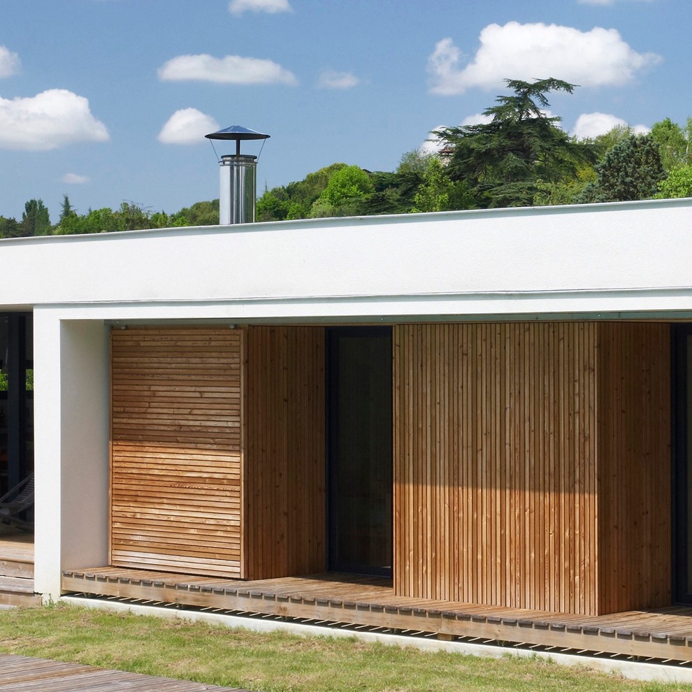 Ispirazione per la facciata di una casa bianca contemporanea a un piano di medie dimensioni con tetto piano