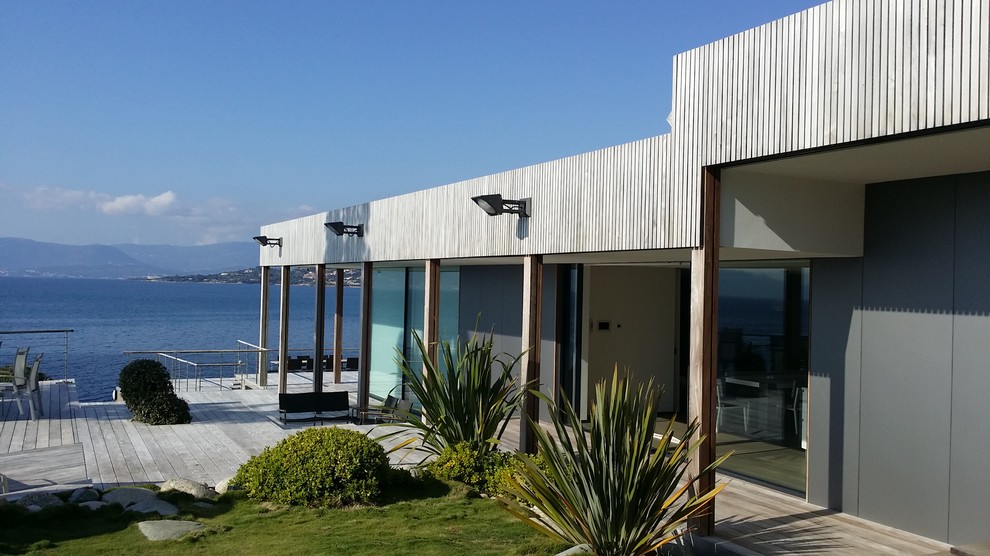Mittelgroße, Einstöckige Moderne Holzfassade Haus mit brauner Fassadenfarbe und Flachdach in Korsika