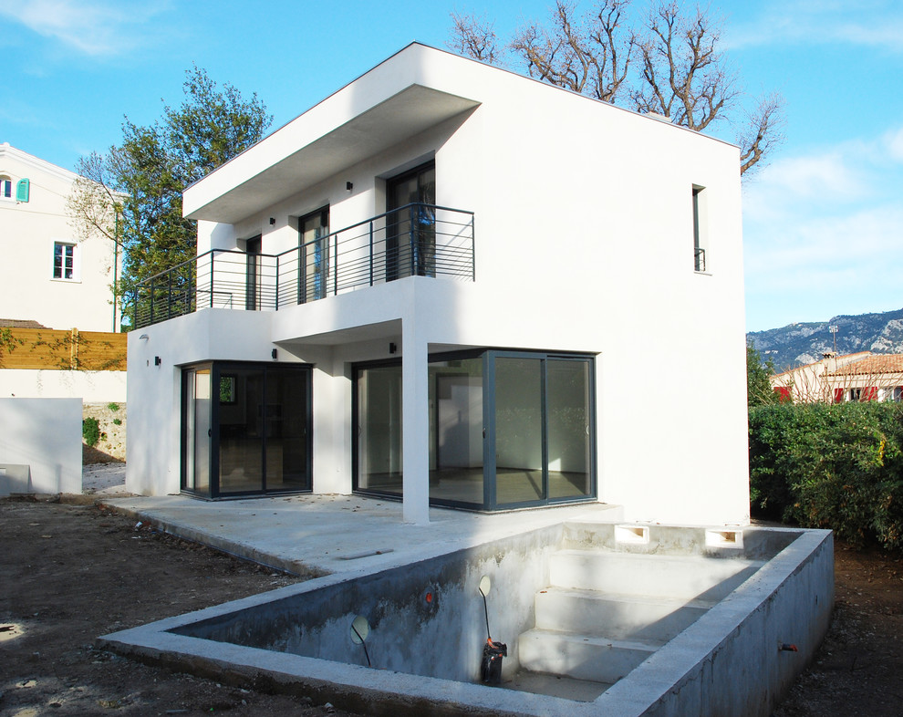 This is an example of a contemporary house exterior in Marseille.