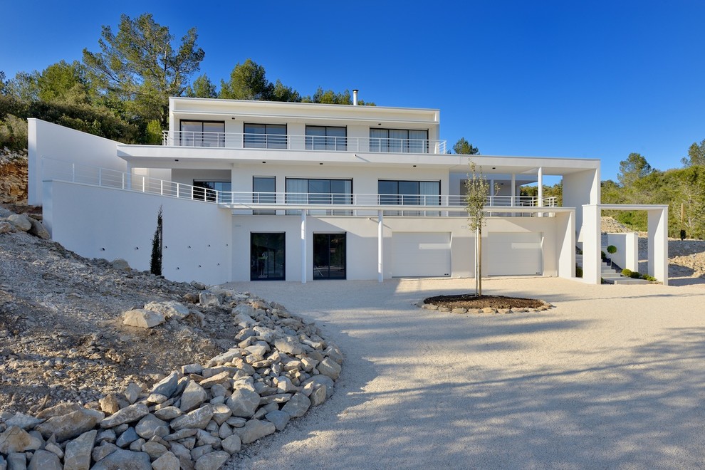 Großes, Dreistöckiges Modernes Haus mit weißer Fassadenfarbe, Flachdach und Betonfassade in Montpellier