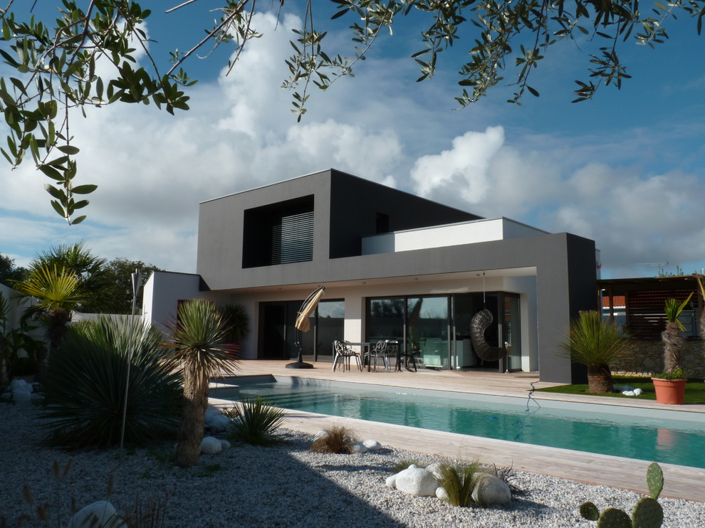 Inspiration pour une façade de maison noire design à un étage et de taille moyenne avec un toit plat.