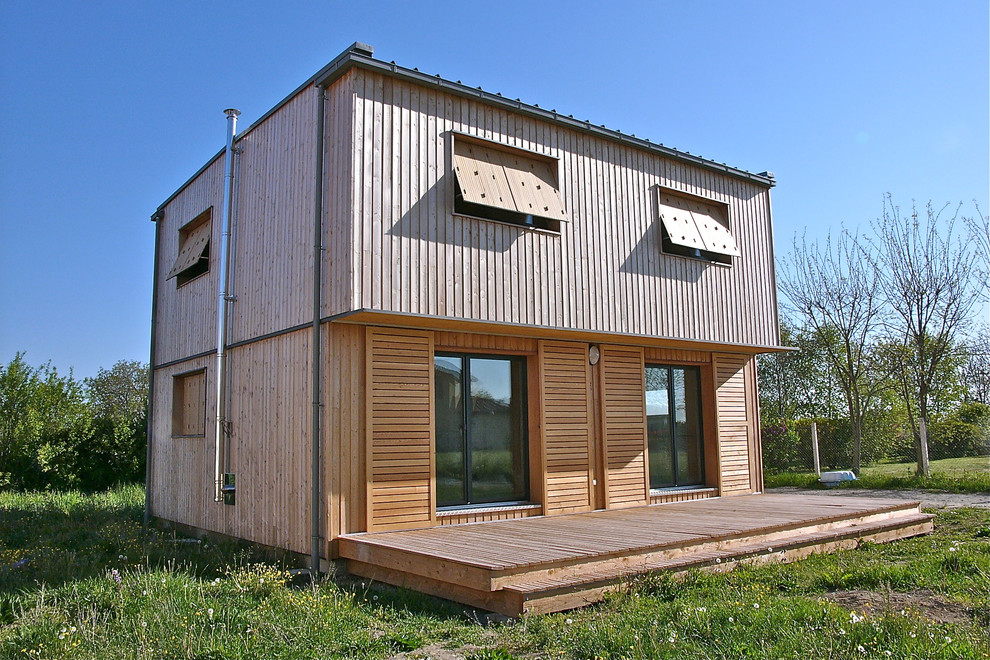 Foto della facciata di una casa piccola contemporanea a due piani con rivestimento in legno e tetto piano