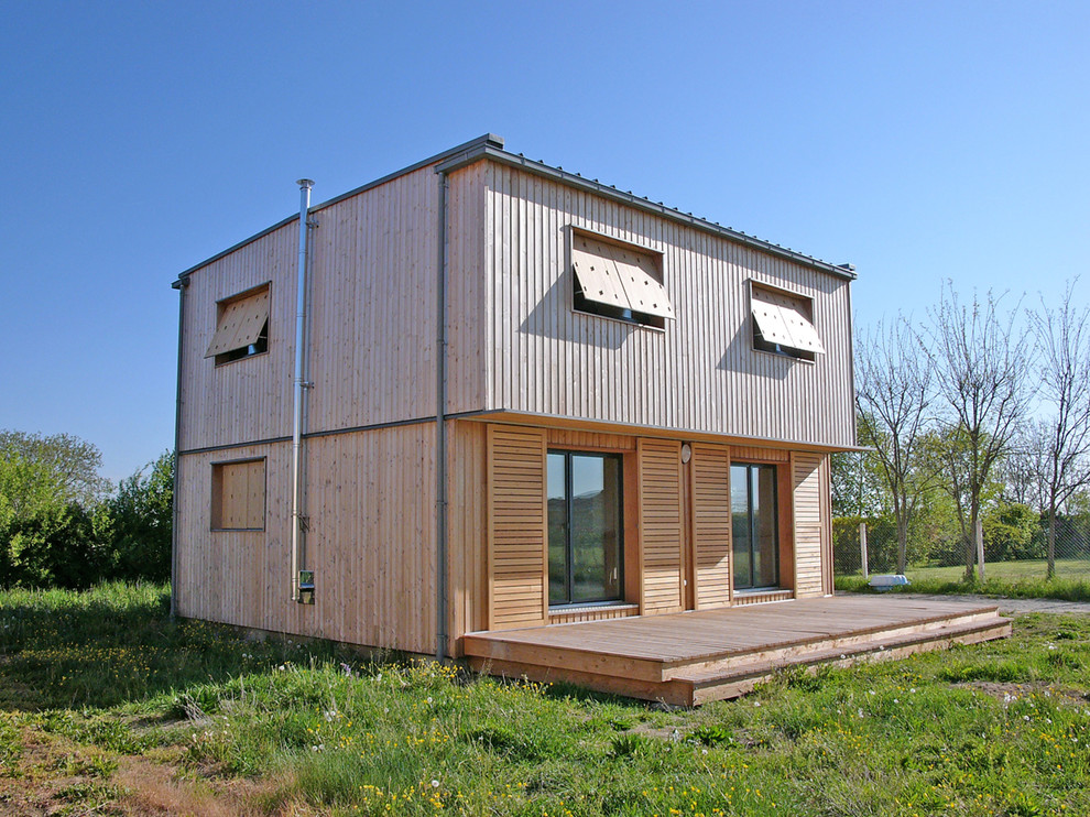 Kleine, Zweistöckige Moderne Holzfassade Haus mit Flachdach in Clermont-Ferrand