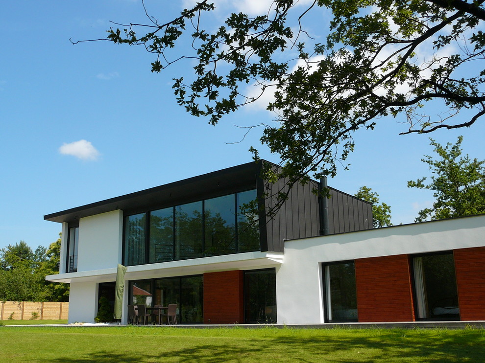 Foto della facciata di una casa contemporanea con tetto piano