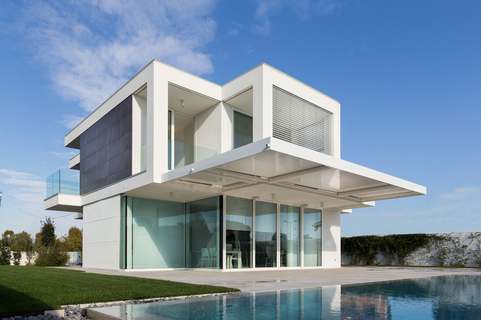 Стильный дизайн: большой, белый дом в современном стиле с комбинированной облицовкой и плоской крышей - последний тренд