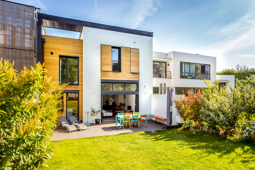 Zweistöckiges Modernes Einfamilienhaus mit Mix-Fassade, bunter Fassadenfarbe und Flachdach in Paris