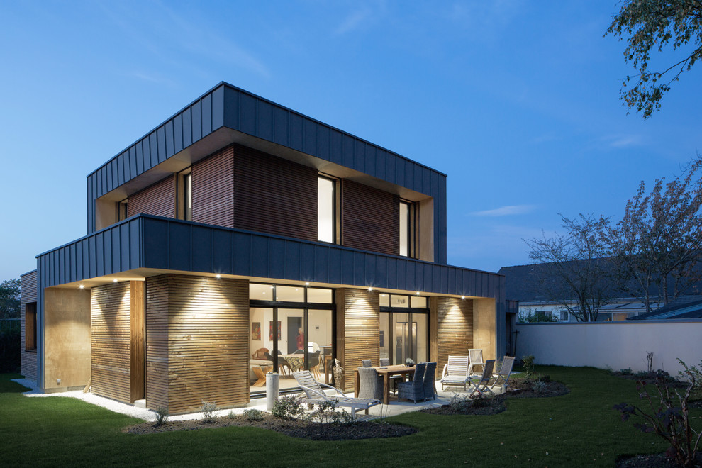 Idée de décoration pour une façade de maison marron design en bois à un étage avec un toit plat.