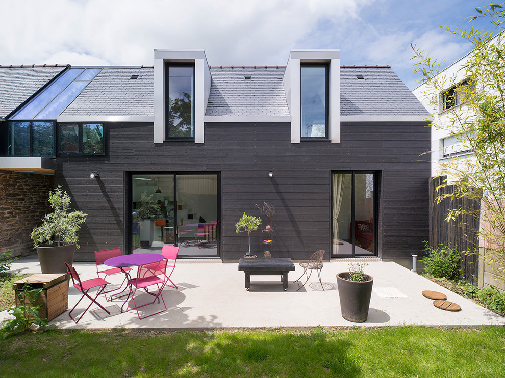 Kleine, Zweistöckige Moderne Holzfassade Haus mit schwarzer Fassadenfarbe und Satteldach in Rennes