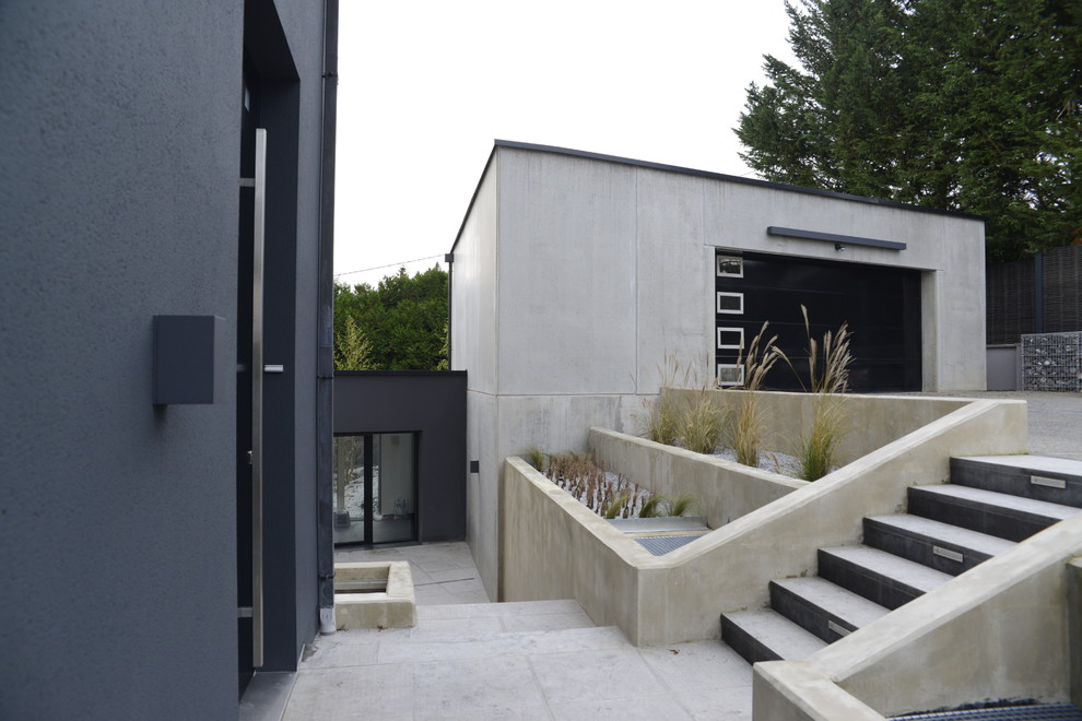 Modelo de fachada gris contemporánea extra grande de tres plantas con revestimientos combinados