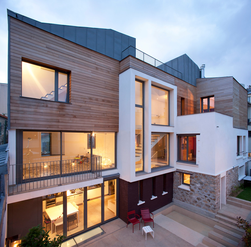Dreistöckiges, Großes Modernes Haus mit Mix-Fassade und Flachdach in Paris