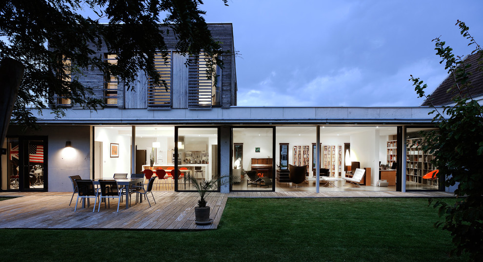 Großes, Zweistöckiges Modernes Haus mit grauer Fassadenfarbe, Flachdach und Mix-Fassade in Dijon