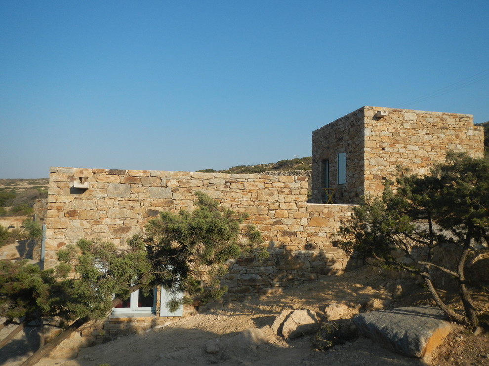 Свежая идея для дизайна: огромный, одноэтажный, бежевый частный загородный дом в средиземноморском стиле с облицовкой из камня - отличное фото интерьера