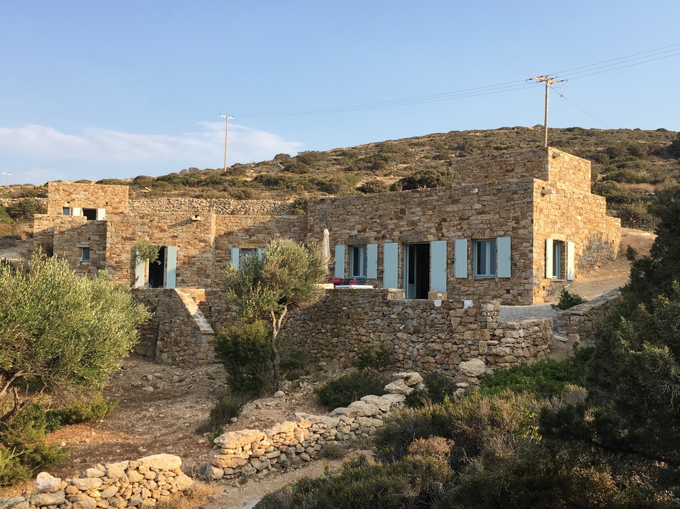 Ispirazione per la villa ampia beige mediterranea a un piano con rivestimento in pietra