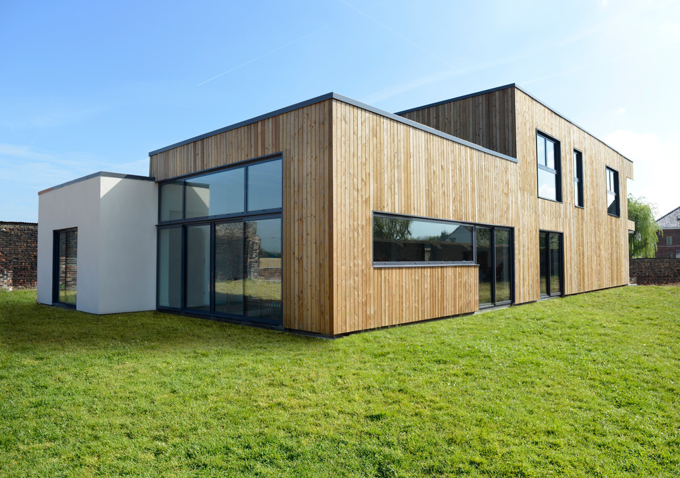 Пример оригинального дизайна: двухэтажный, деревянный, коричневый дом среднего размера в современном стиле с плоской крышей