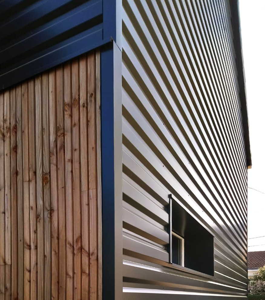 Источник вдохновения для домашнего уюта: двухэтажный, деревянный, черный таунхаус среднего размера в современном стиле с крышей-бабочкой, черепичной крышей, красной крышей и отделкой планкеном
