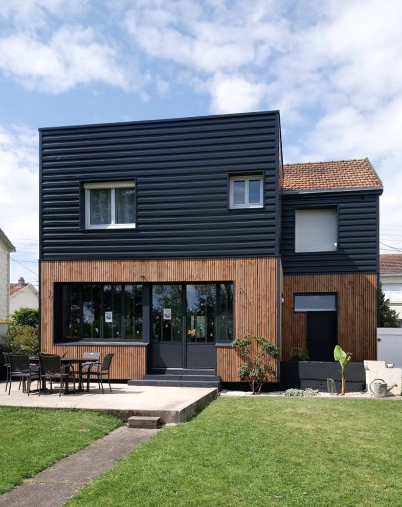 Inspiration for a medium sized and black contemporary two floor terraced house in Nantes with wood cladding, a butterfly roof, a tiled roof, a red roof and shiplap cladding.
