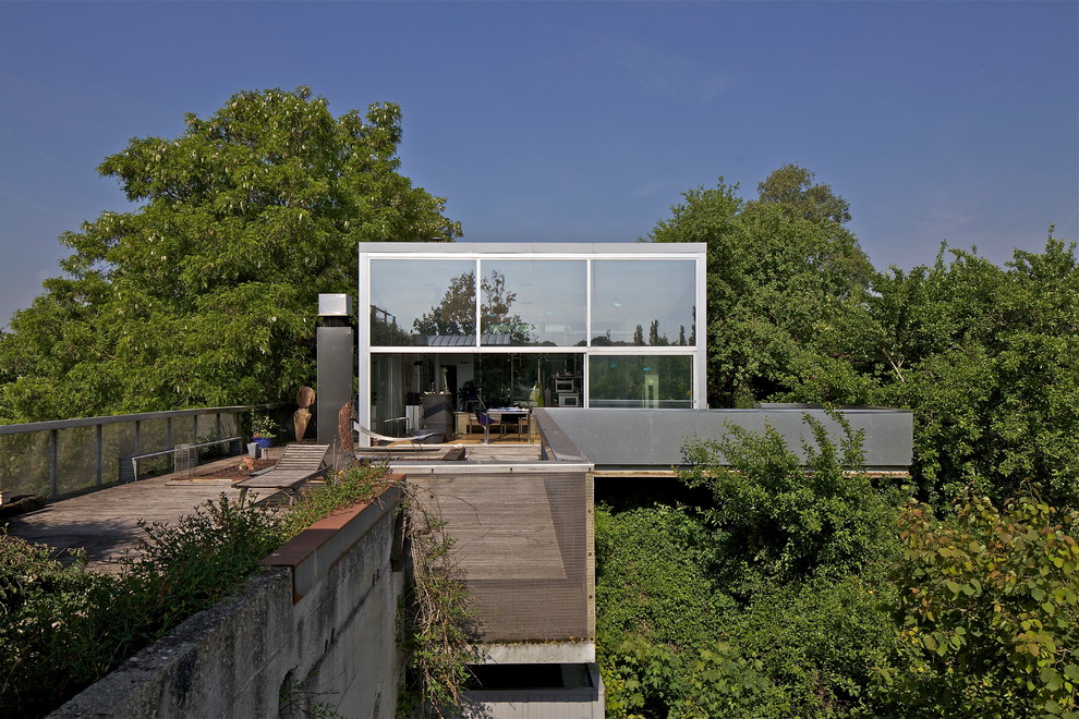 Foto på ett funkis hus, med platt tak