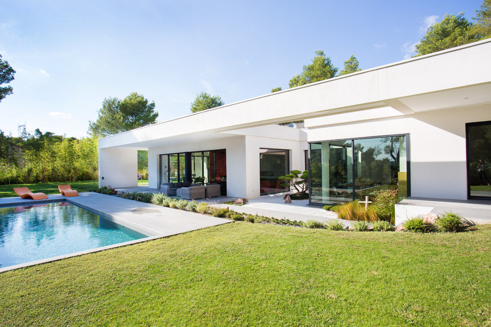 Inspiration pour une très grande façade de petite villa blanche minimaliste en béton de plain-pied avec un toit plat.