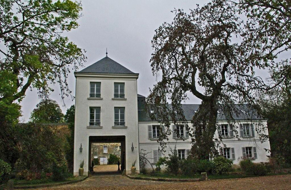 Geräumiges, Zweistöckiges Klassisches Einfamilienhaus mit grauer Fassadenfarbe, Walmdach, Ziegeldach und blauem Dach in Paris