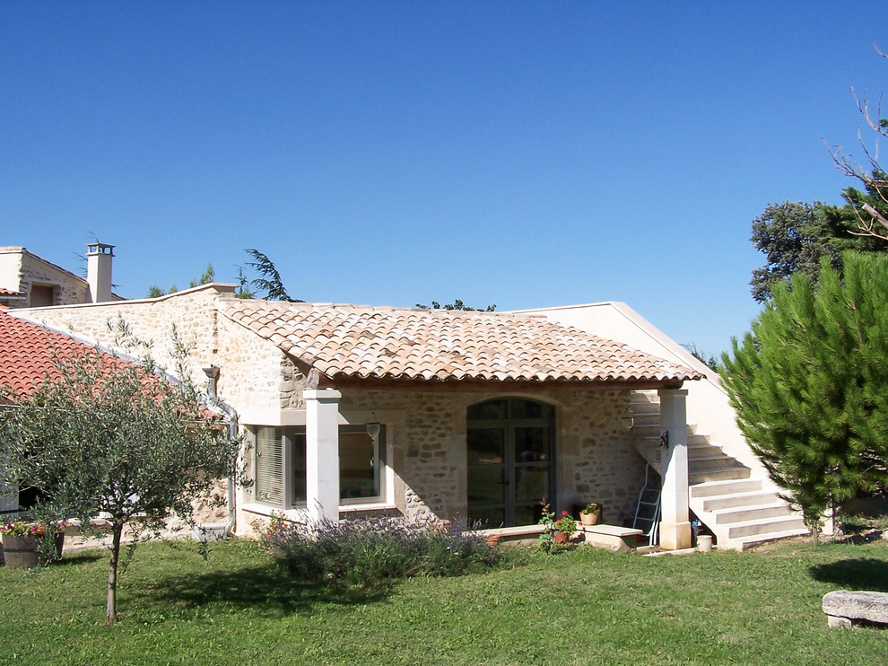 Kleines Country Haus mit Steinfassade, beiger Fassadenfarbe und Flachdach in Grenoble